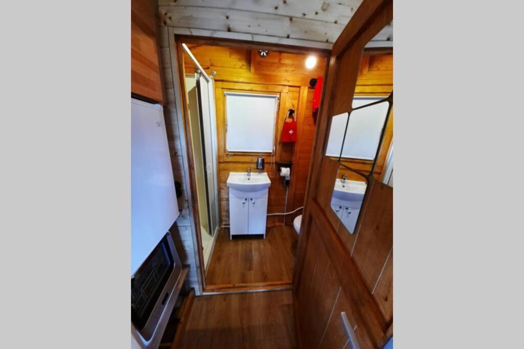 Autarkes Tiny House Mit Rheinblick Apartment Rumikon ภายนอก รูปภาพ